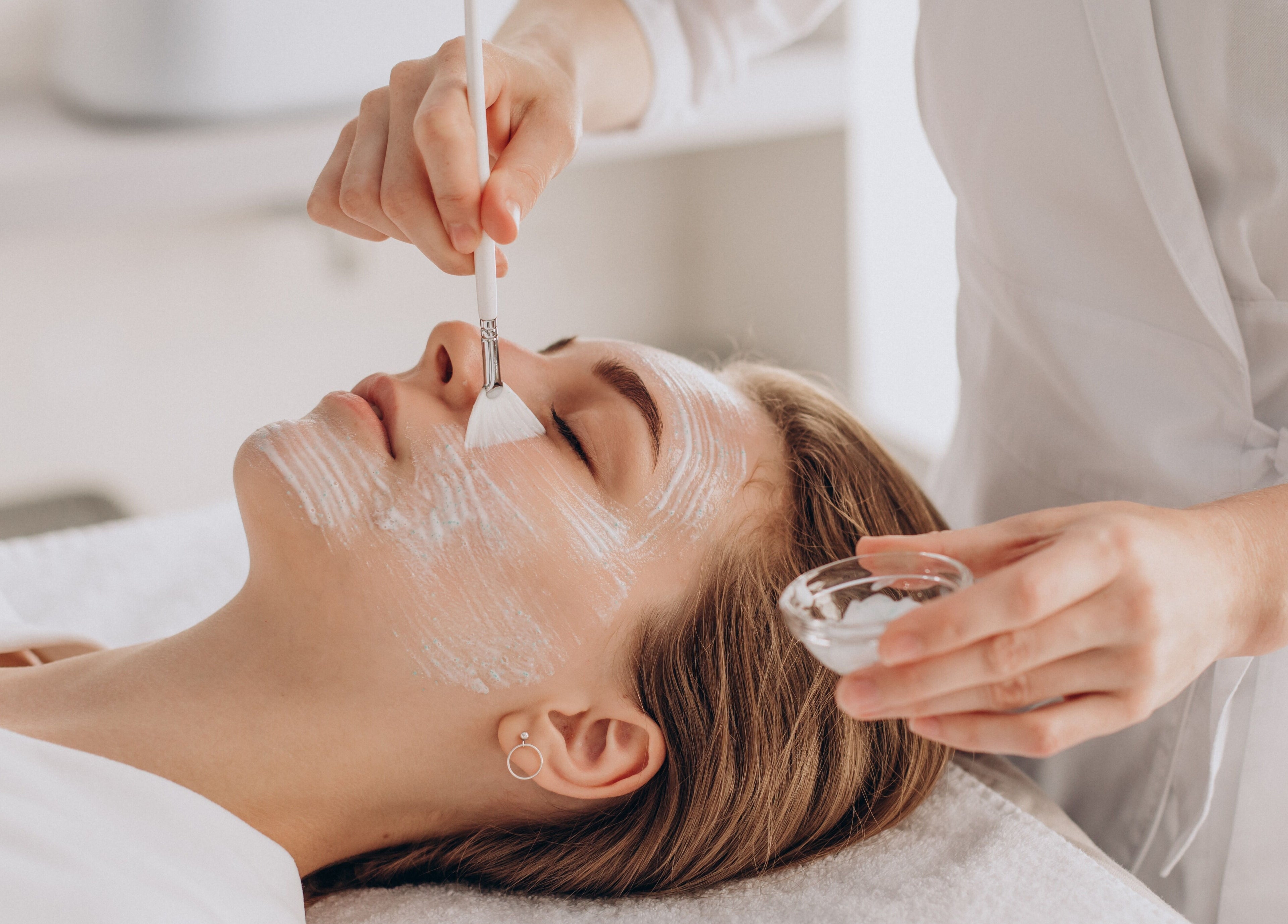 Soin visage appliqué au W CARE CENTER, Chevry-cossigny, Île-de-france, FR, promesse de bien-être.