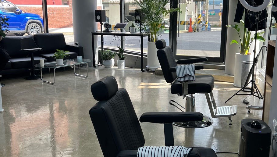 Contemporary salon interior at Korner Seoul, 서울특별시, KR. Stylish chairs and decor create a welcoming ambiance.