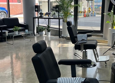 Contemporary salon interior at Korner Seoul, 서울특별시, KR. Stylish chairs and decor create a welcoming ambiance.