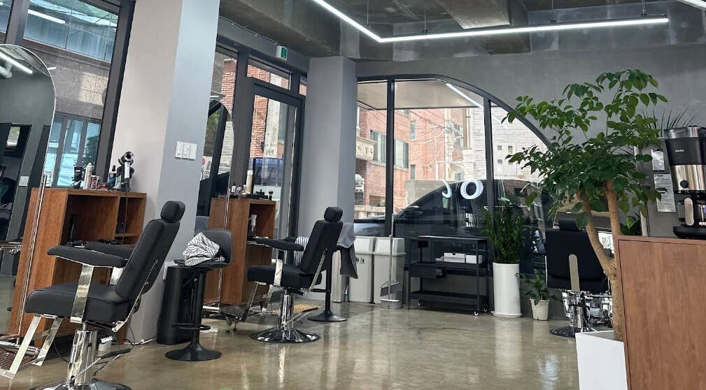 Modern salon interior with chairs and plants at Korner Seoul, Seoul, 서울특별시, KR.