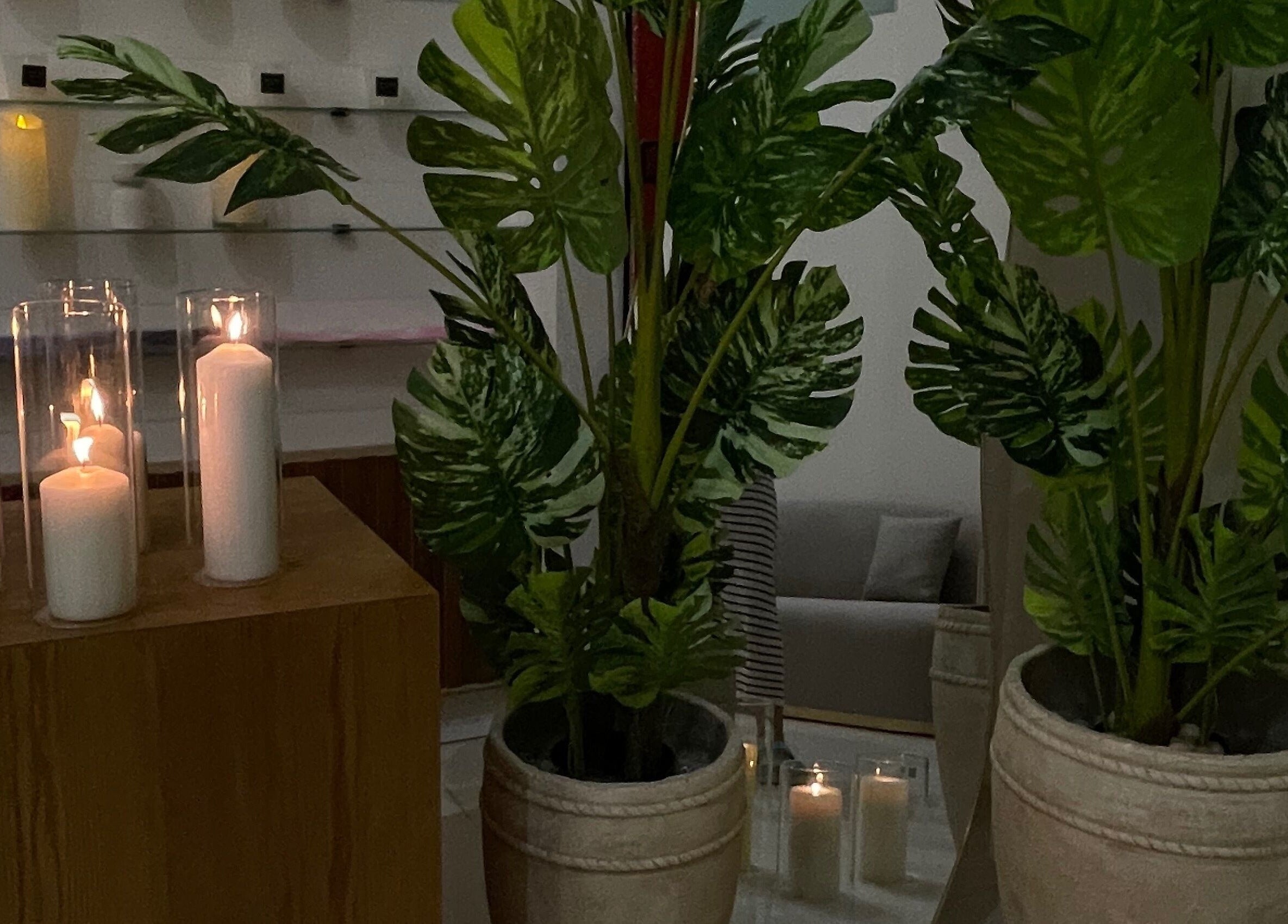 Warm candles and lush plants at Luna Noor Salon, Riyadh, Riyadh Province, SA, creating a serene atmosphere.