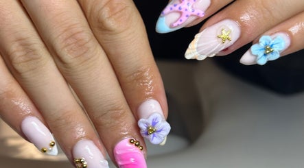 Intricate floral nail art at Pretty’n’painted, Sunderland, England, GB showcases pastel and gold accents.