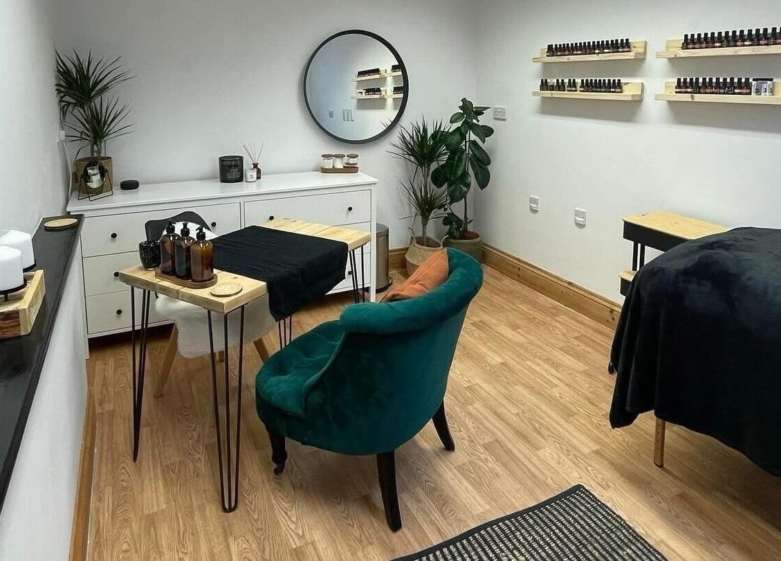 Bavaro beauty room with chic decor and amenities, located in Aldwincle, England, GB.