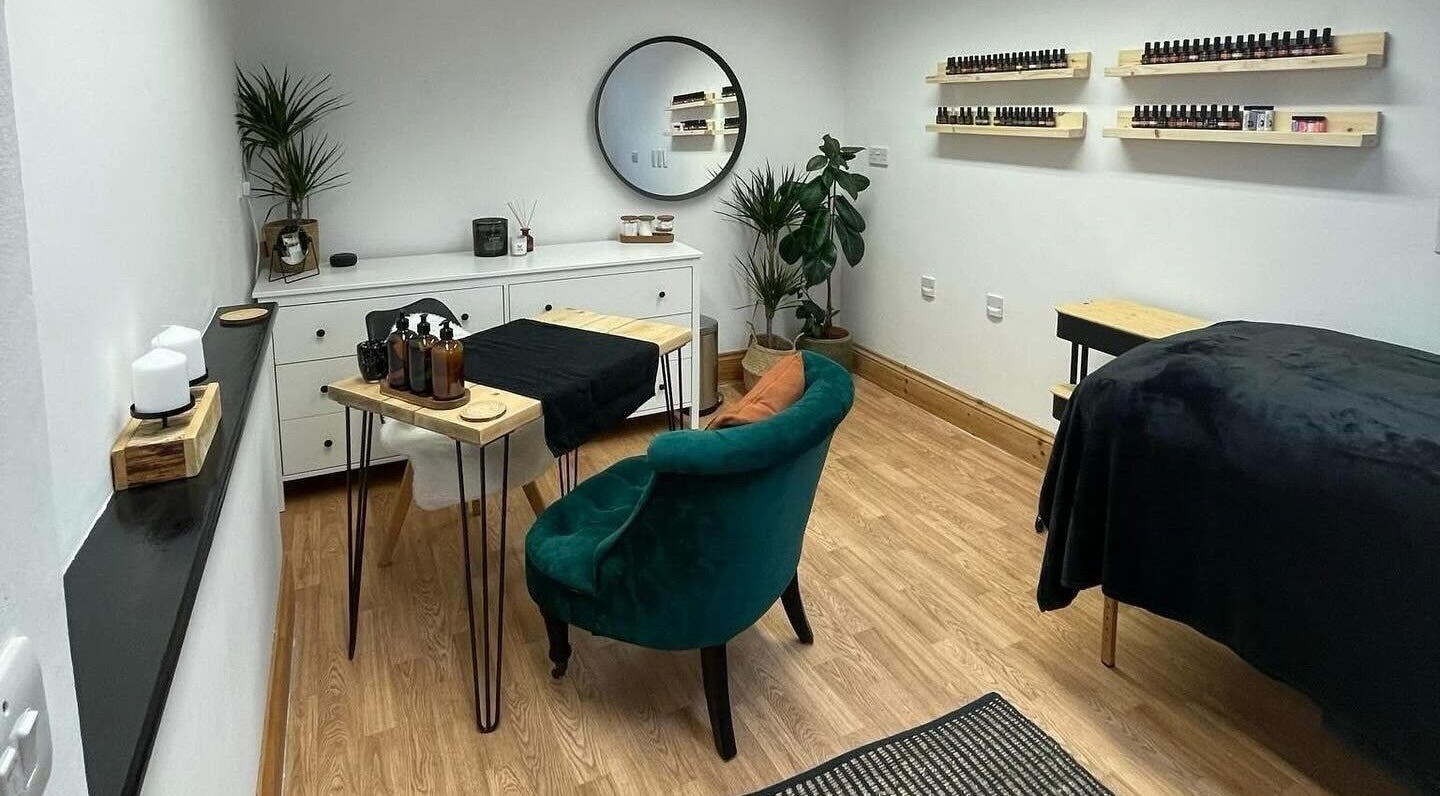 Bavaro beauty room with chic decor and amenities, located in Aldwincle, England, GB.