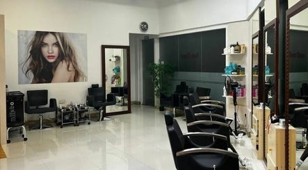 FARIZ HAIR AND BEAUTY SALON DMCC