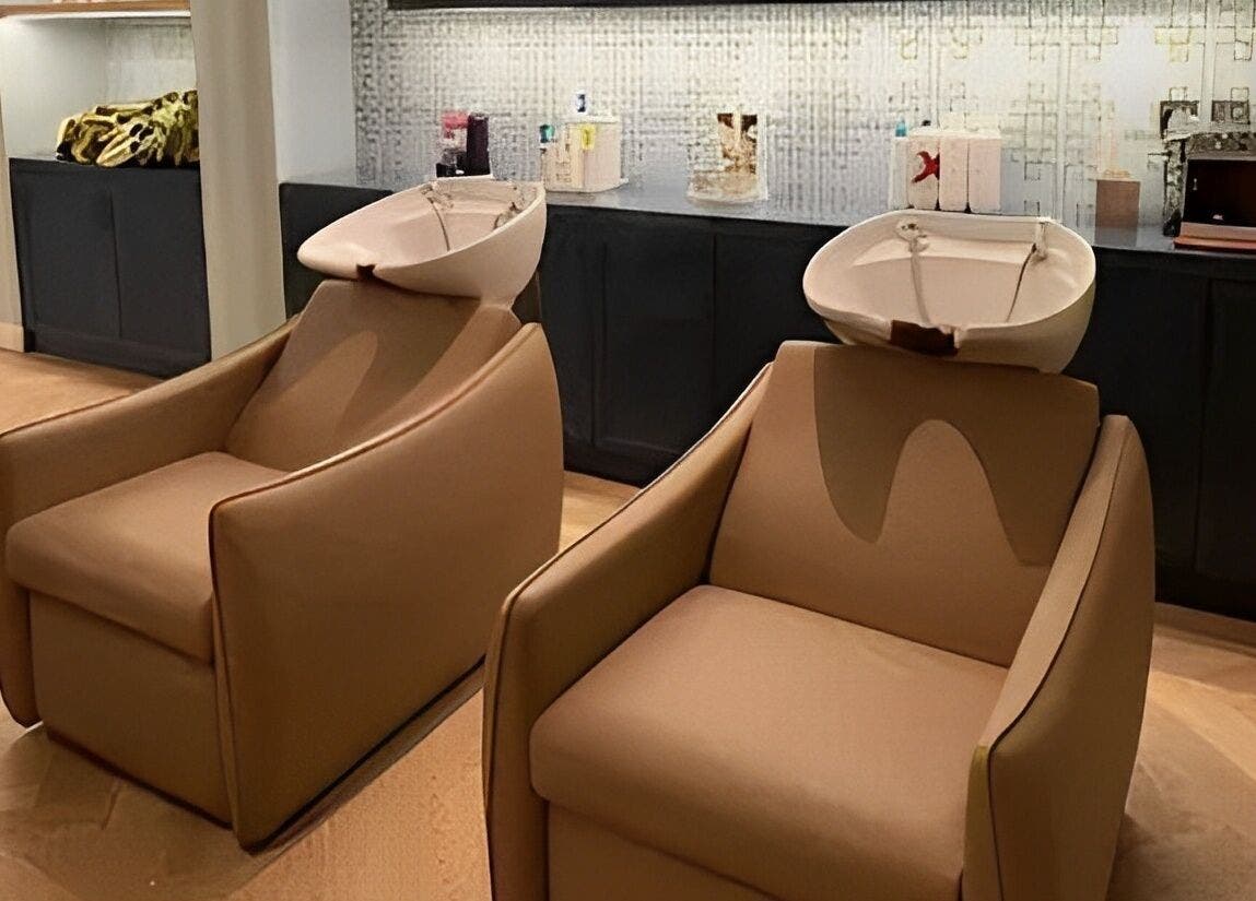 Elegant salon wash stations at Voila Hair Salon in الرياض, منطقة الرياض, SA, enhancing client relaxation.