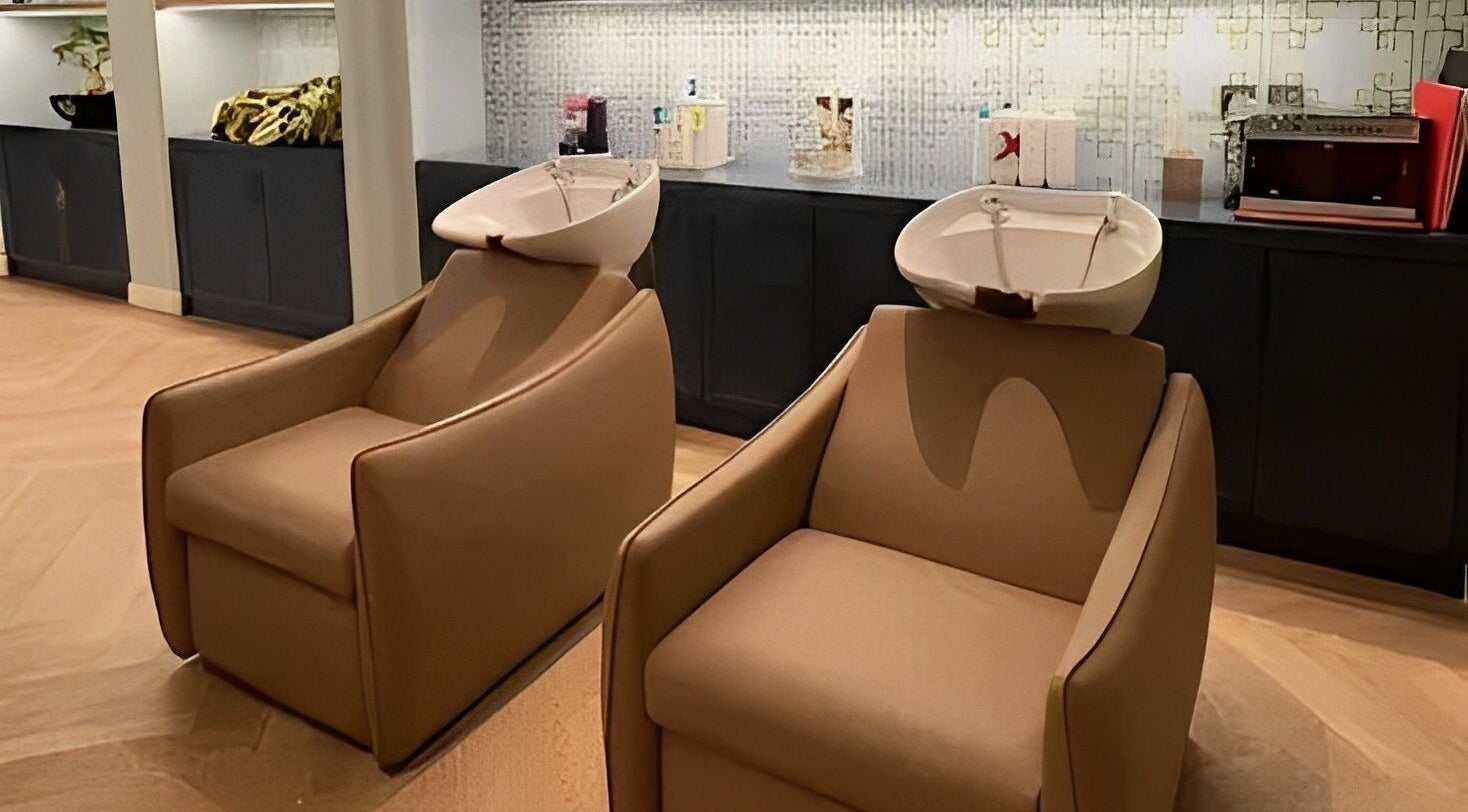 Elegant salon wash stations at Voila Hair Salon in الرياض, منطقة الرياض, SA, enhancing client relaxation.