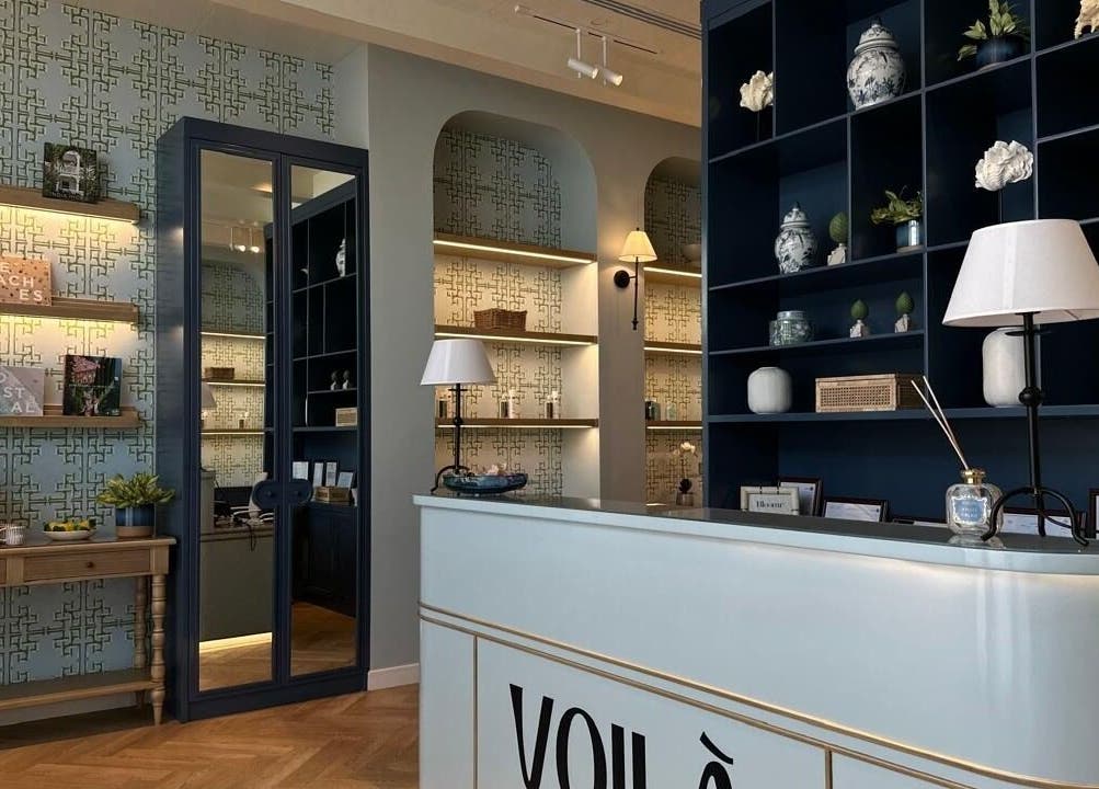 Elegant reception at Voila Hair Salon, الرياض, منطقة الرياض, SA, featuring stylish decor and lighting.