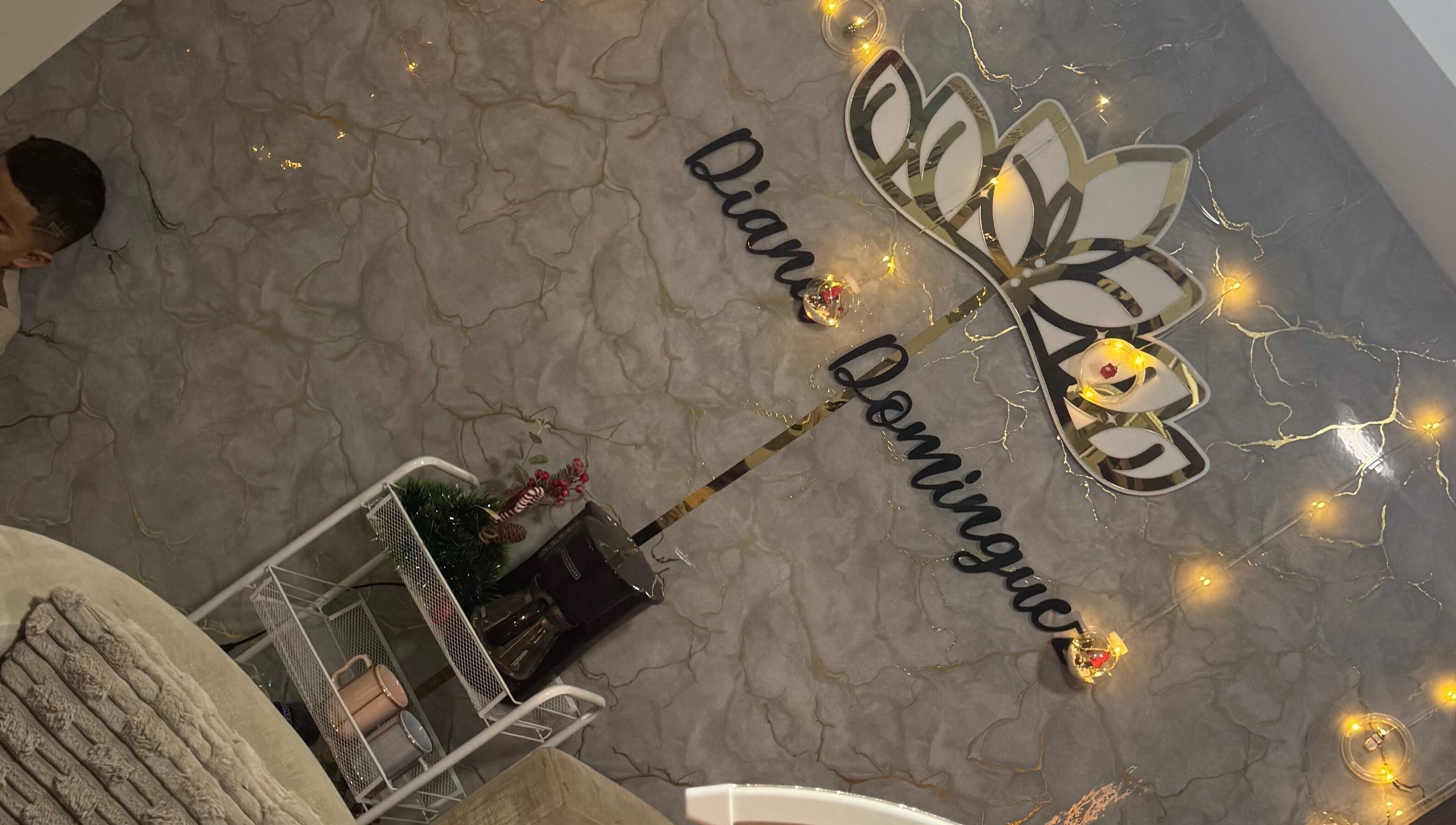 Decoración iluminada de Diana Domínguez nails en Bello, Antioquia, CO con luces y pared texturizada.