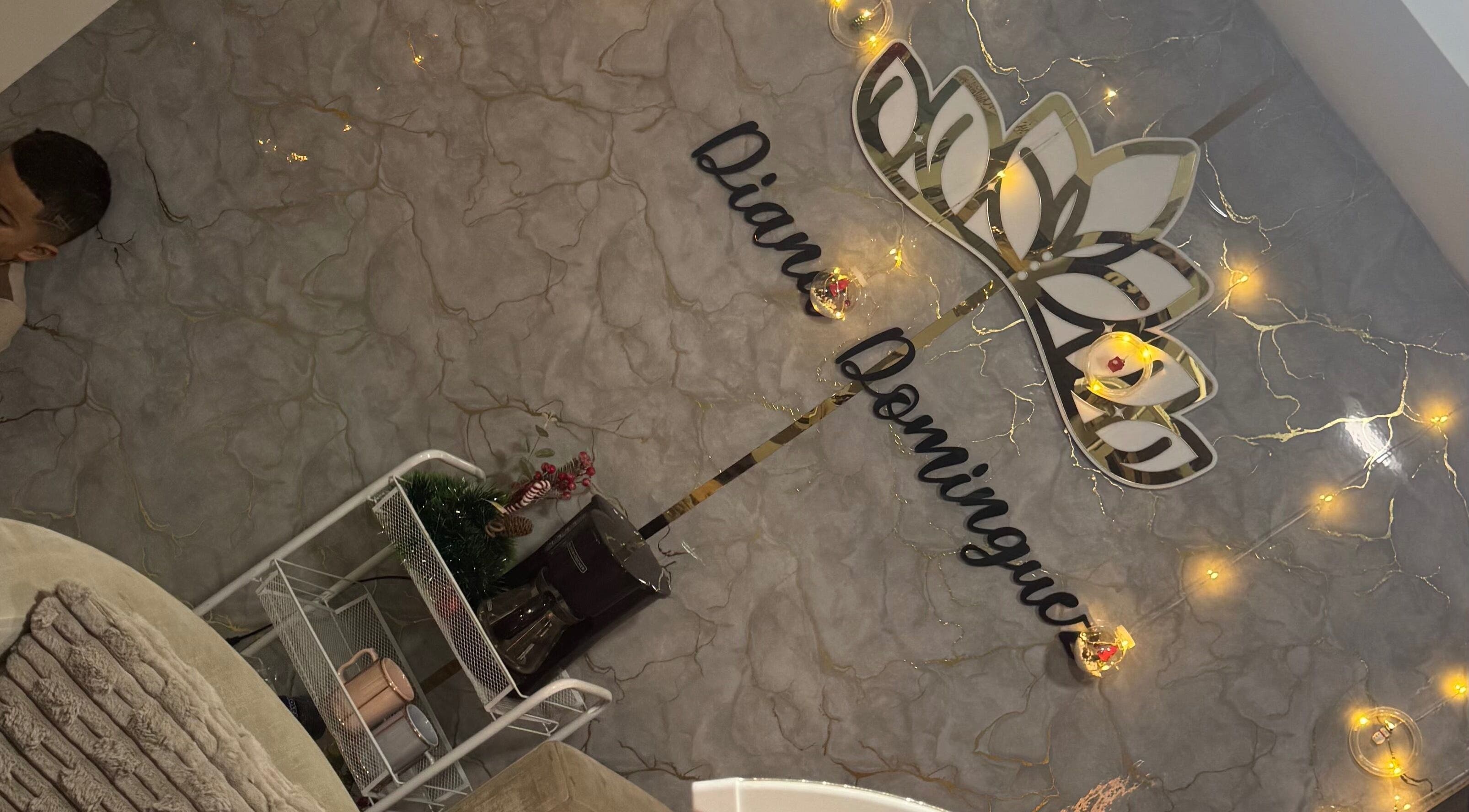 Decoración iluminada de Diana Domínguez nails en Bello, Antioquia, CO con luces y pared texturizada.