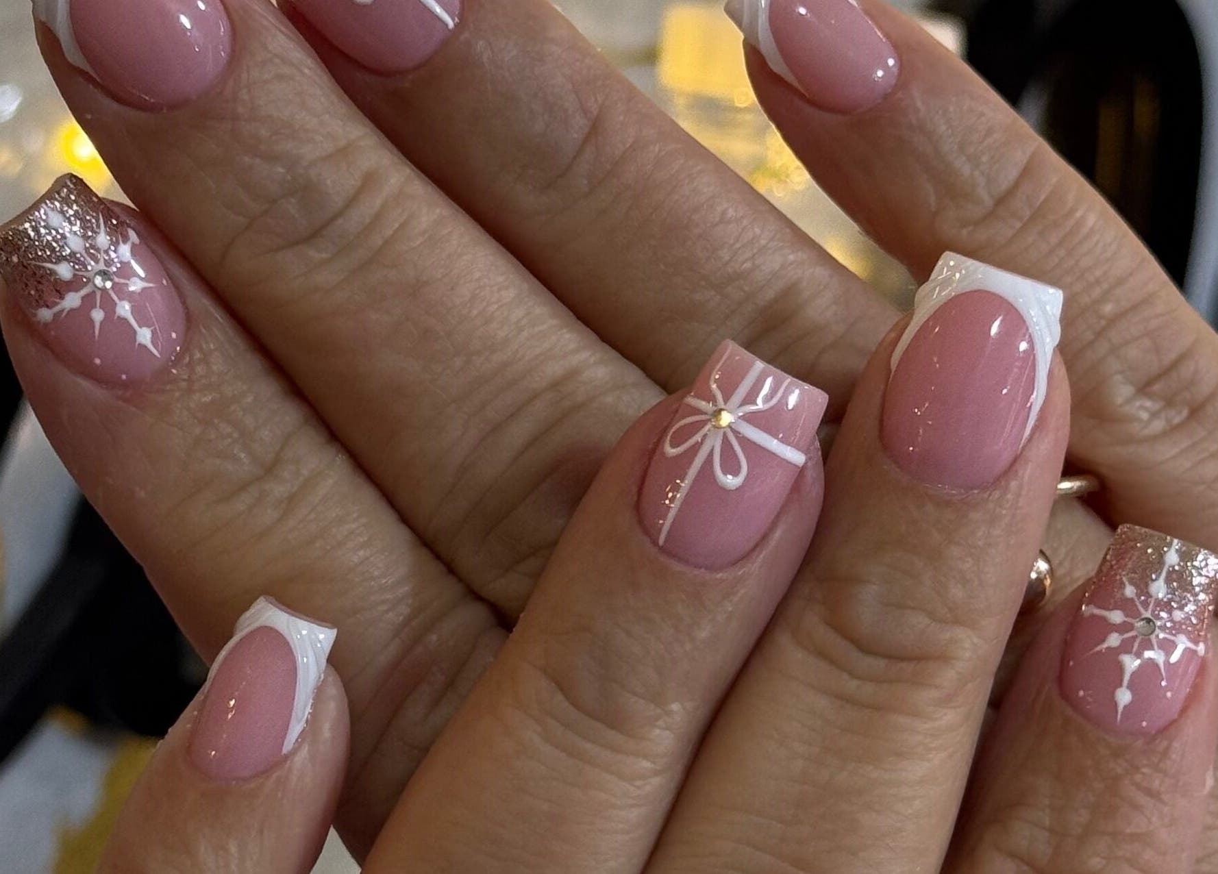 Detalle de uñas decoradas en Diana Domínguez nails, Bello, Antioquia, CO, con diseño elegante.