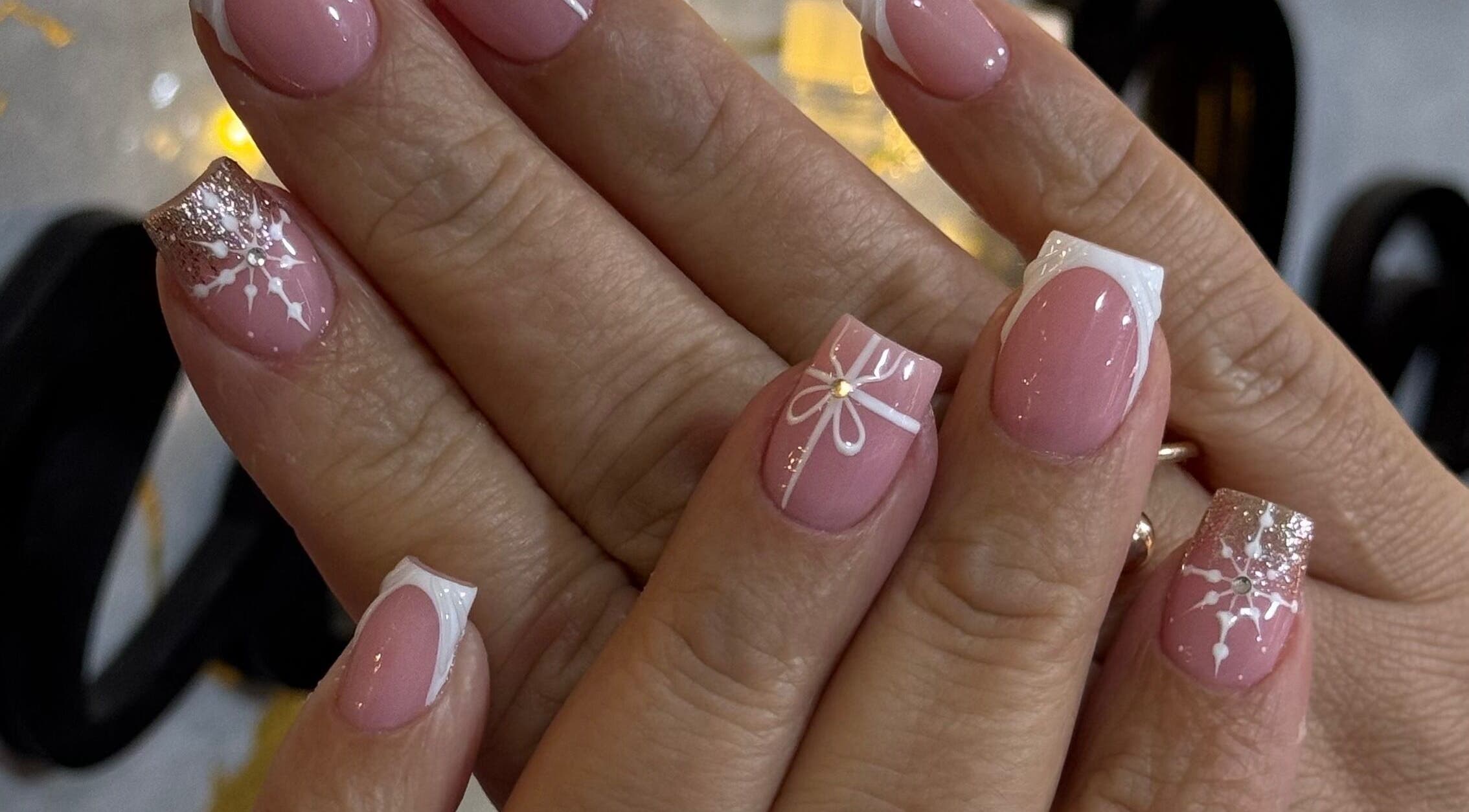 Detalle de uñas decoradas en Diana Domínguez nails, Bello, Antioquia, CO, con diseño elegante.