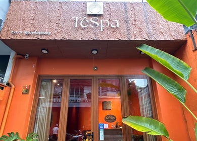 Entrance of Tê Spa in Đà Nẵng, showcasing vibrant exterior with green foliage accents.