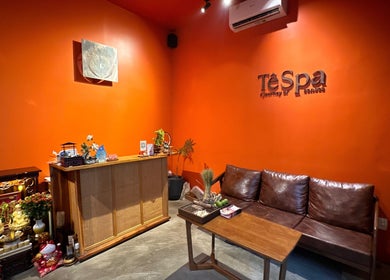 Warm and inviting reception at Tê Spa, Đà Nẵng, Đà Nẵng, VN with a comfortable leather sofa and vibrant decor.