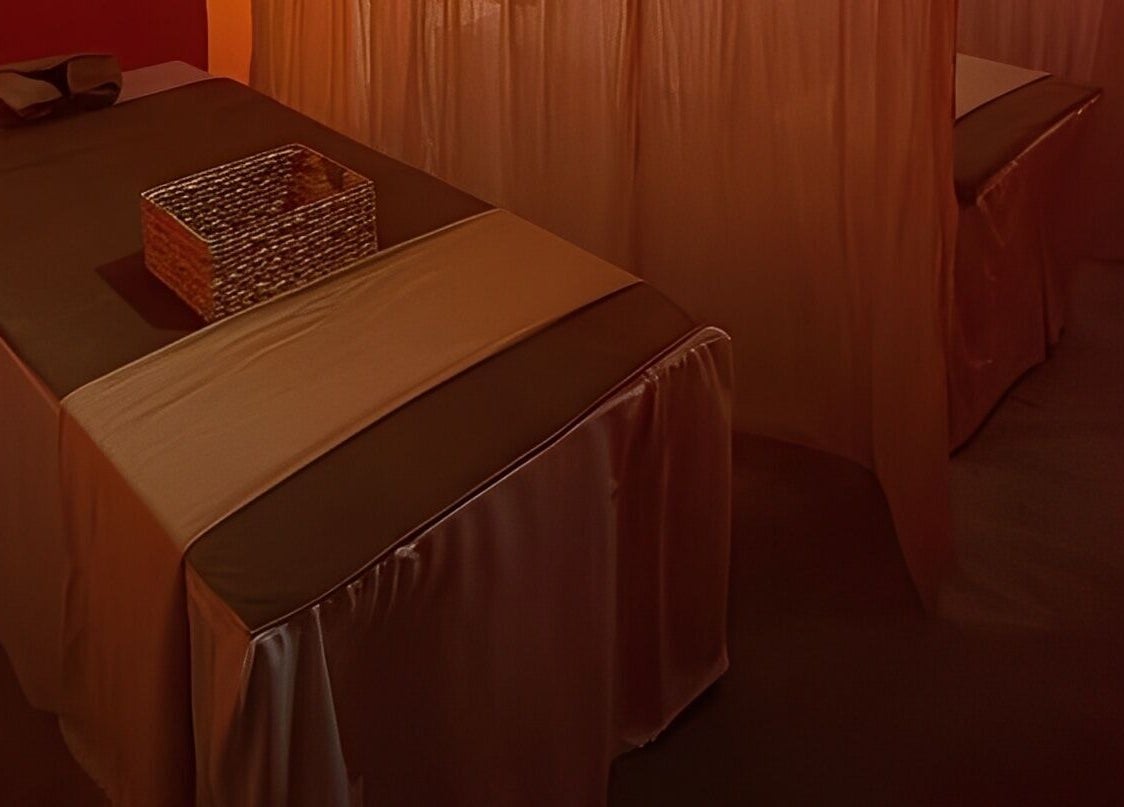 Luxurious massage room at Tê Spa, Đà Nẵng, VN, featuring cozy ambiance and comfortable tables.