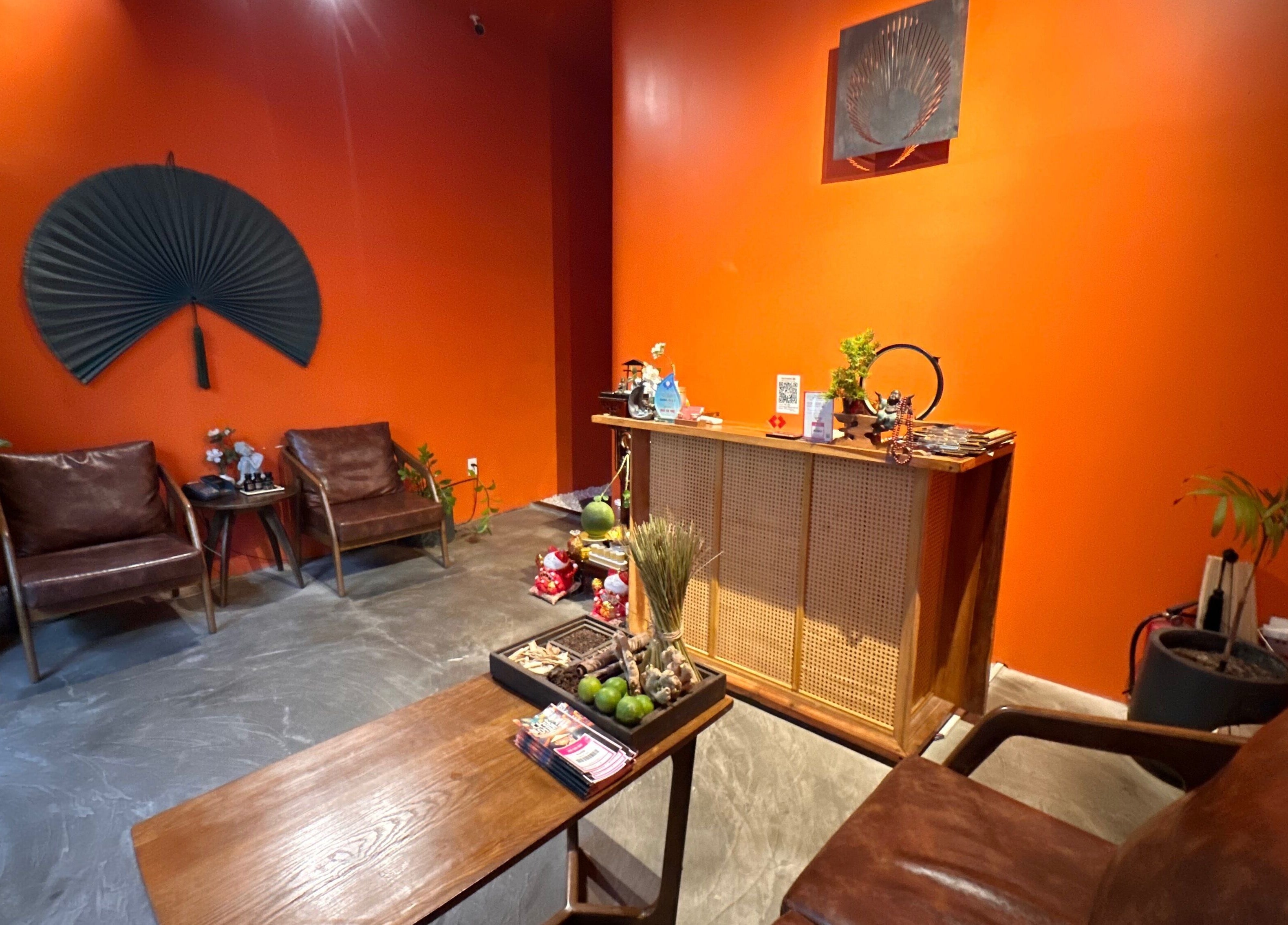 Inviting reception area at Tê Spa in Đà Nẵng, Đà Nẵng, VN with cozy seating and warm decor.