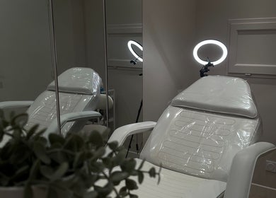 Cabine de soin moderne à Studio Victoria, Crolles, Auvergne-rhône-alpes, FR avec chaise et lumière douce.
