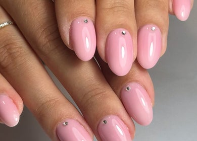 Manucure élégante avec vernis rose et pierres précieuses à Studio Victoria, Crolles, Auvergne-rhône-alpes, FR.
