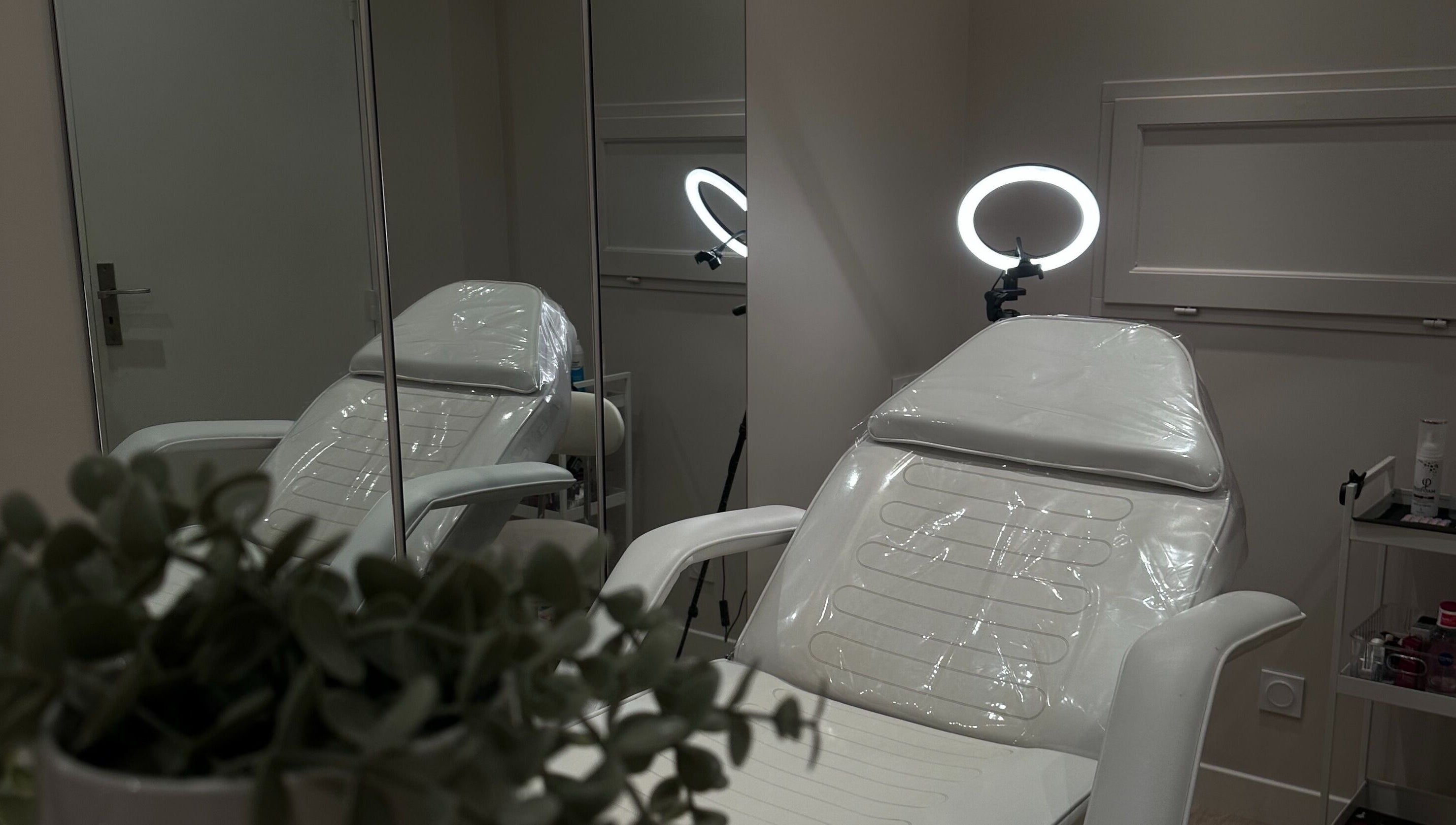 Salle de soins moderne à Studio Victoria, Crolles, Auvergne-rhône-alpes, FR avec une chaise esthétique lumineuse.