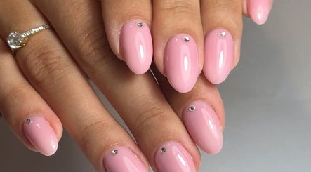 Manucure rose délicate avec strass à Studio Victoria, Crolles, Auvergne-rhône-alpes, FR.