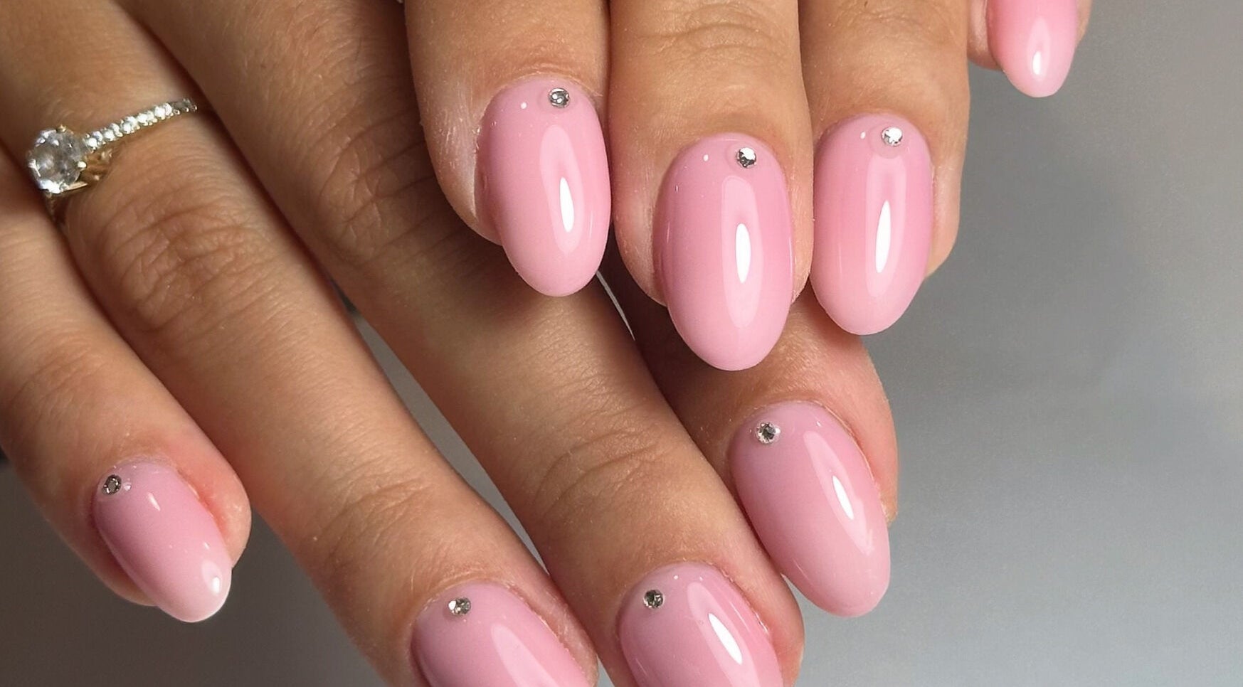 Manucure rose délicate avec strass à Studio Victoria, Crolles, Auvergne-rhône-alpes, FR.