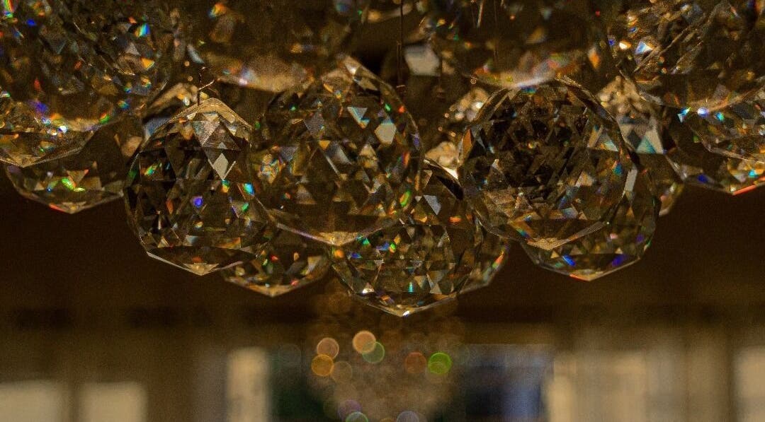 Lujoso candelabro en Elysium Habana, La Habana, La Habana, CU, iluminando elegancia y estilo.