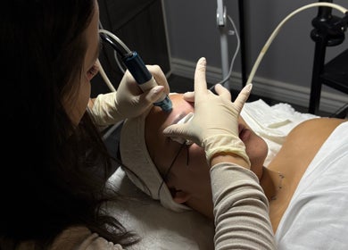 Esthéticienne appliquant un soin du visage à Studio SG, Longueuil, Québec, CA.