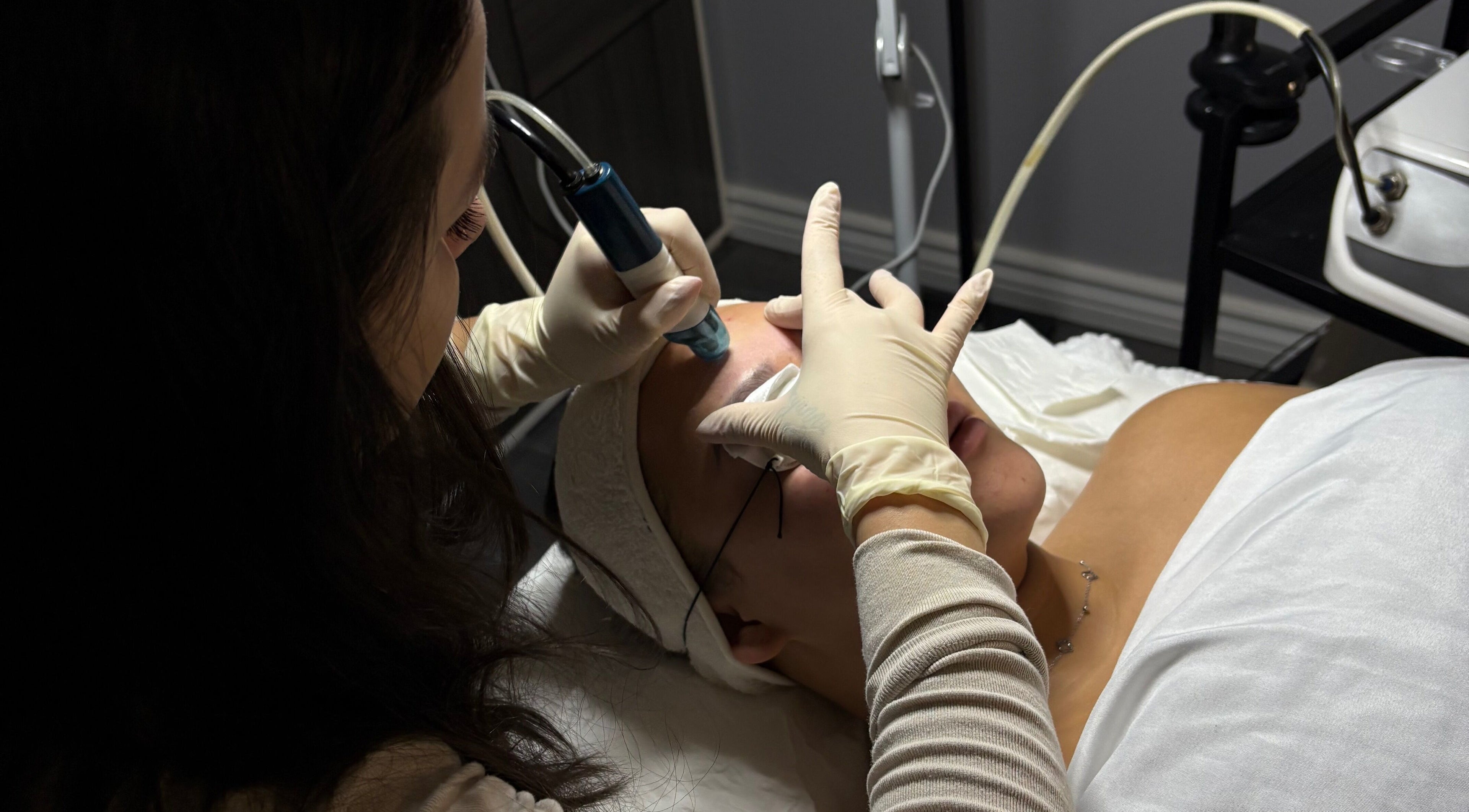 Esthéticienne appliquant un soin du visage à Studio SG, Longueuil, Québec, CA.