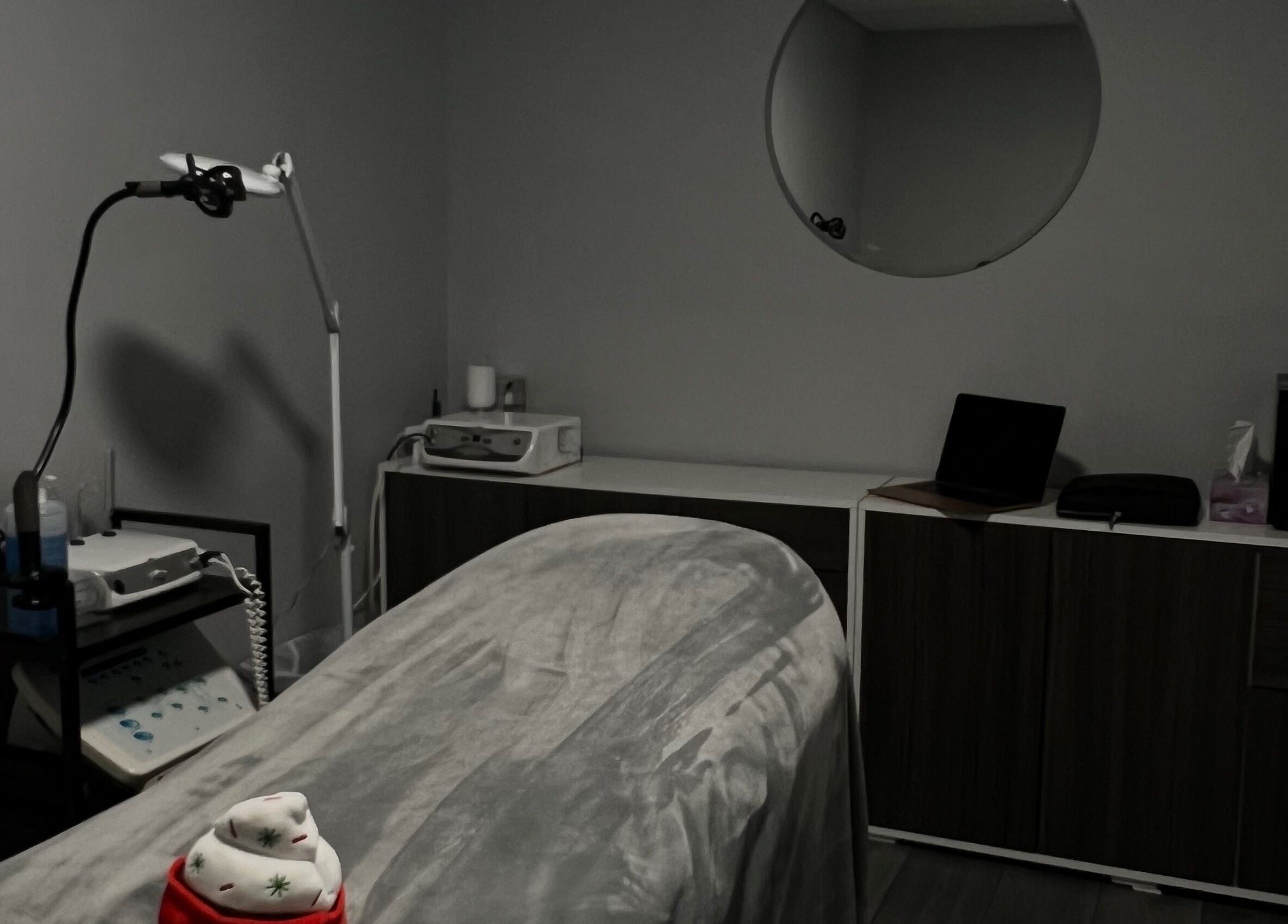 Salle de soins chez Studio SG à Longueuil, Québec, CA avec table de massage et miroir moderne.