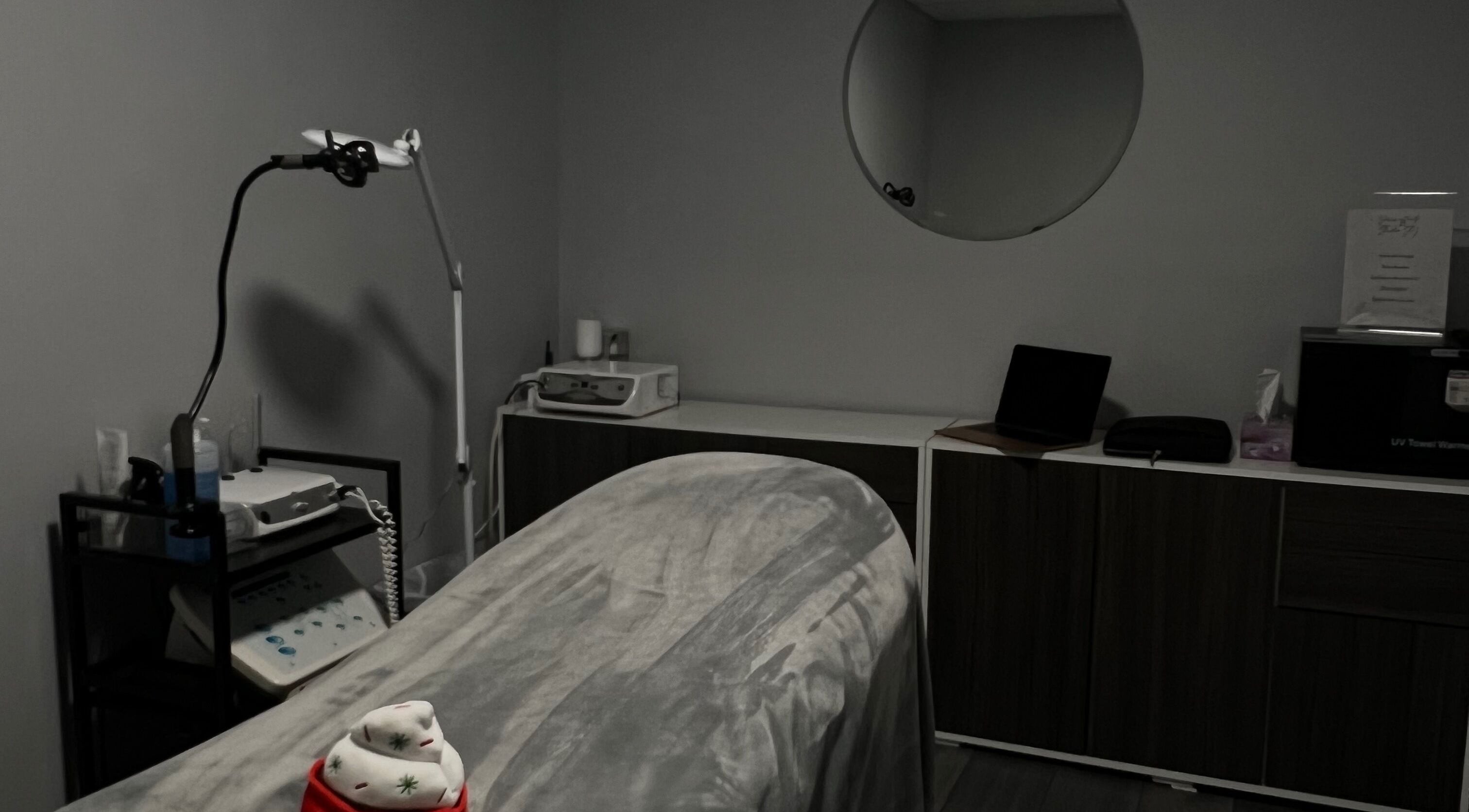 Salle de soins chez Studio SG à Longueuil, Québec, CA avec table de massage et miroir moderne.