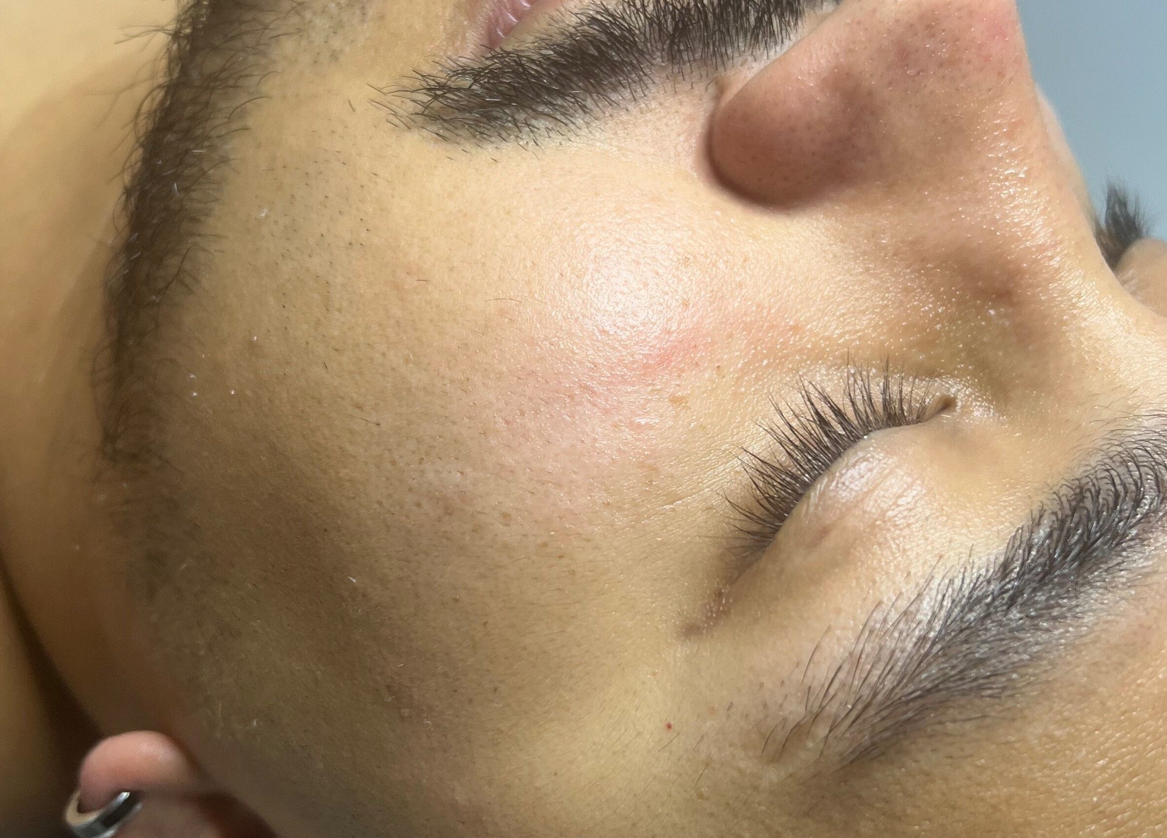 Soin du visage relaxant à Studio SG, Longueuil, Québec, CA, offrant un moment de sérénité.