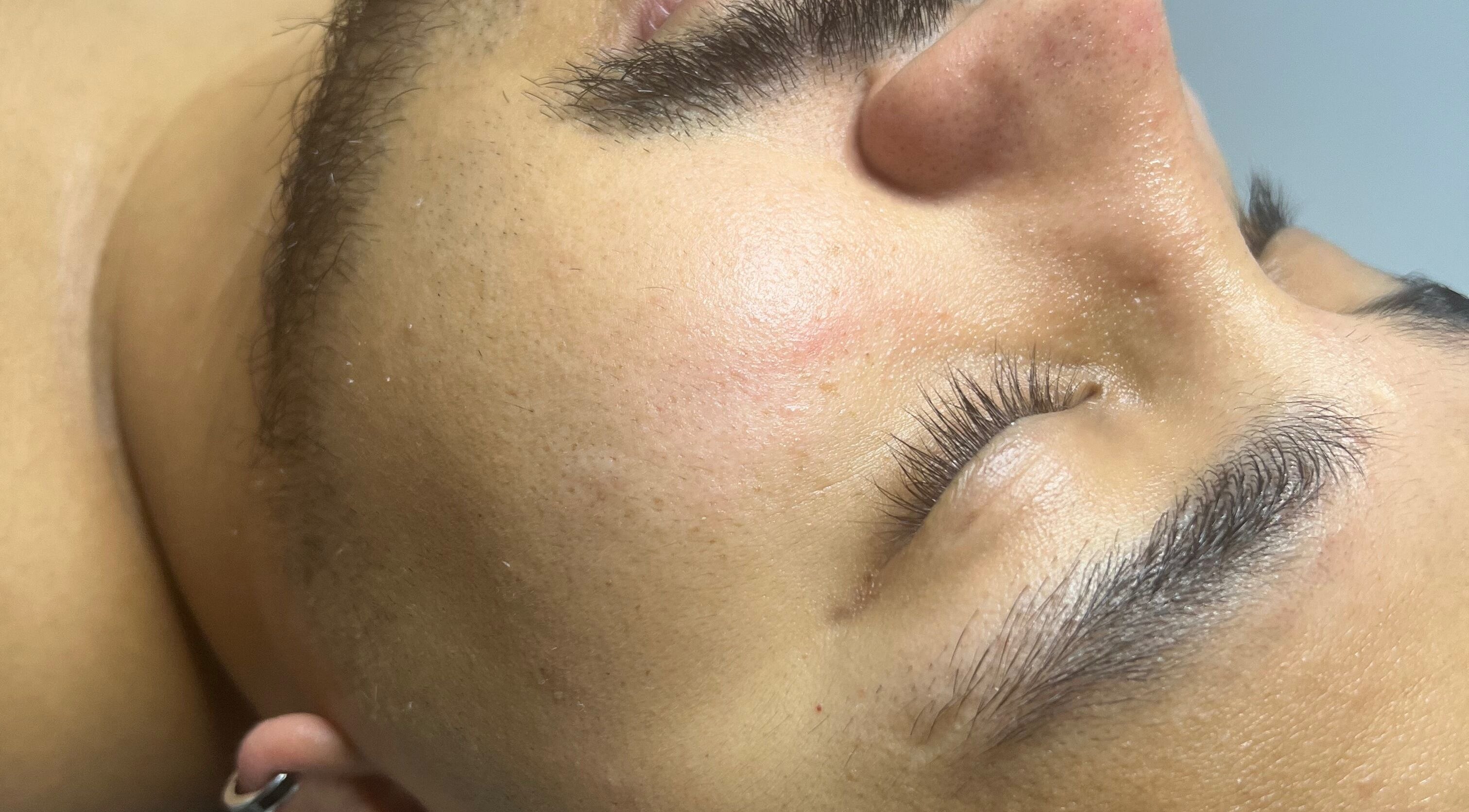 Soin du visage relaxant à Studio SG, Longueuil, Québec, CA, offrant un moment de sérénité.