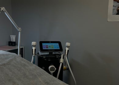 Équipement cosmétique avancé à Studio SG, Longueuil, Québec, CA, pour traitements bien-être.