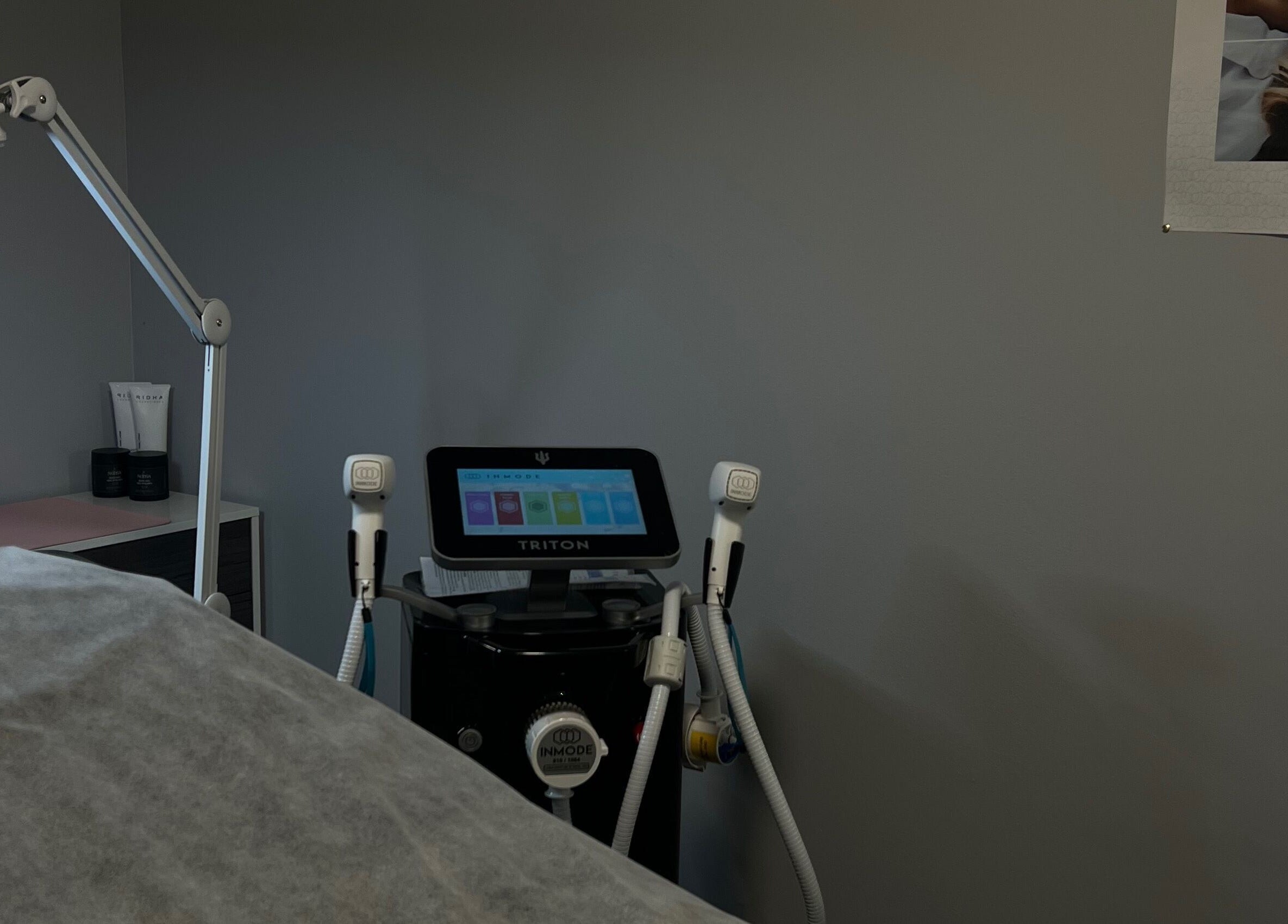 Équipement cosmétique avancé à Studio SG, Longueuil, Québec, CA, pour traitements bien-être.