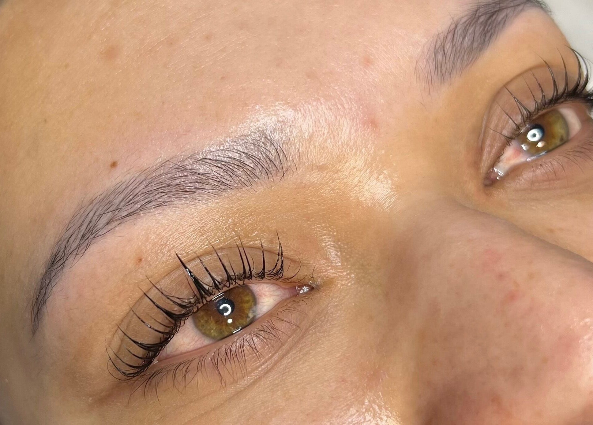 Extension de cils à Studio SG, Longueuil, Québec, CA. Résultat volumineux et élégant.