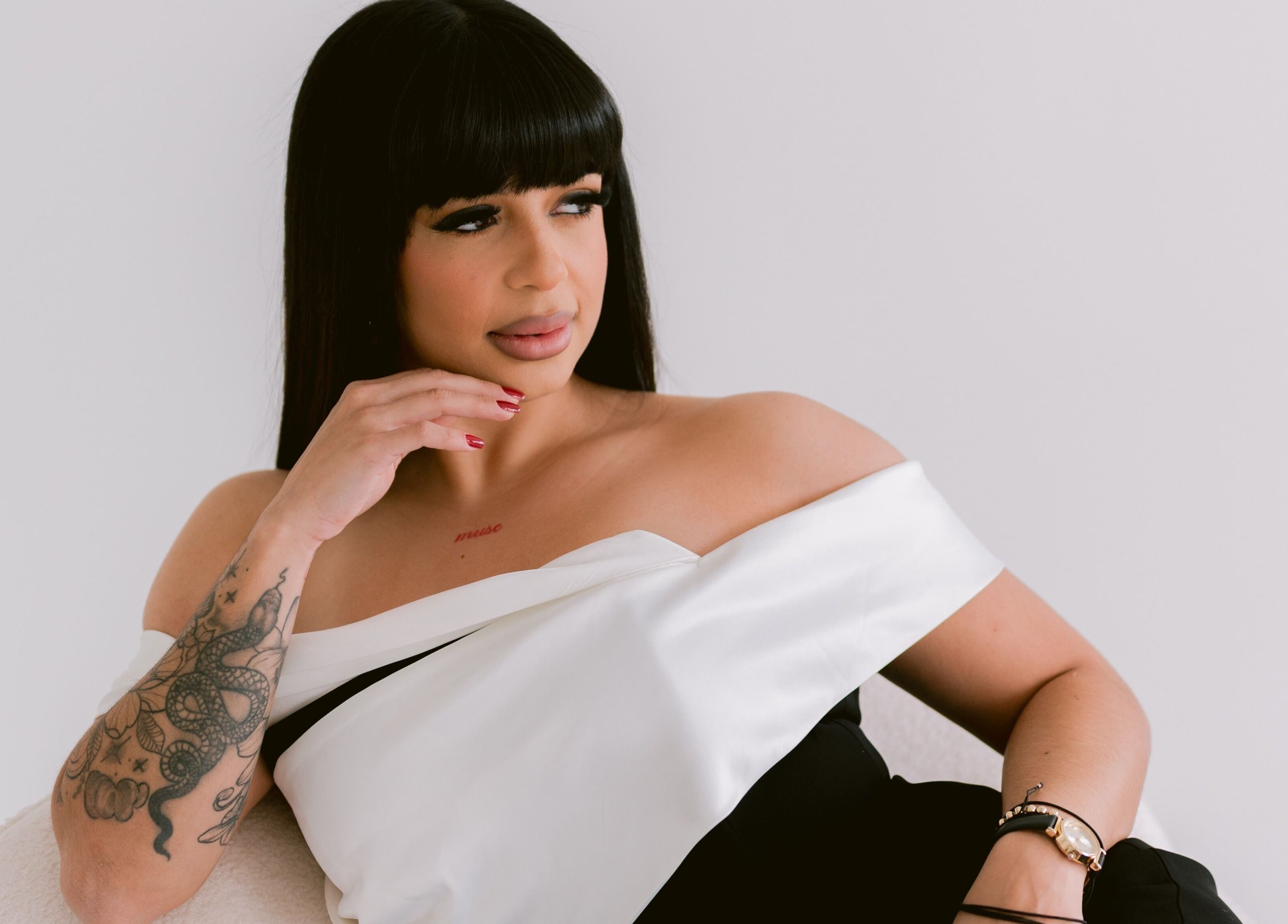 A sophisticated woman at Alemán’s Muse, Orlando, Florida, US, showcasing elegance and modern style.