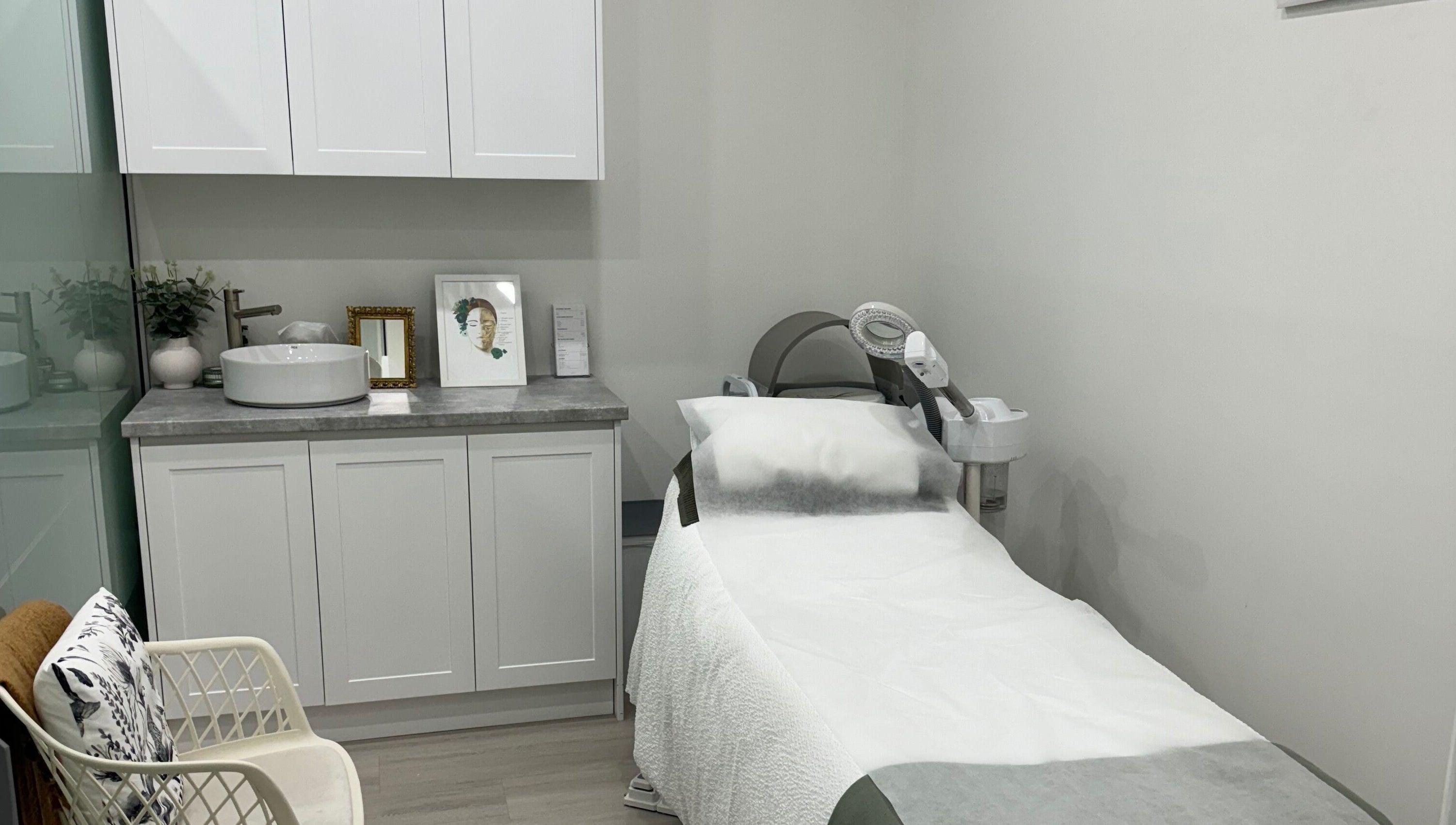 Relaxing treatment room at Snatched Aesthetics, Rockdale, New South Wales, AU with modern decor and equipment.