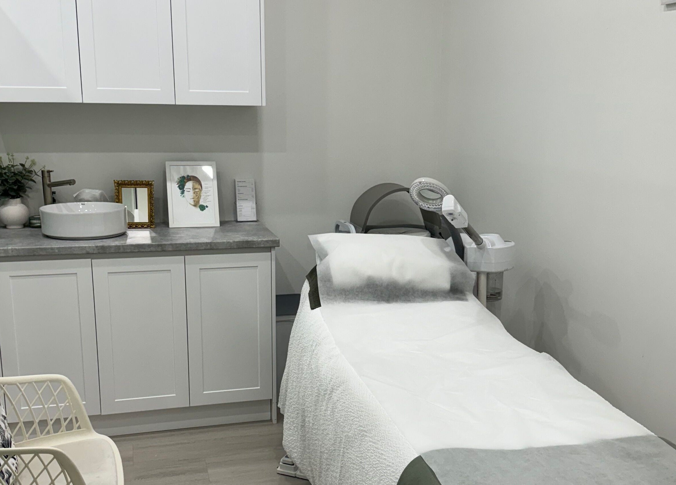 Relaxing treatment room at Snatched Aesthetics, Rockdale, New South Wales, AU with modern decor and equipment.
