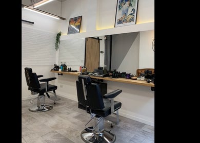 Interno moderno del Verve Men Salon a Selargius, Sardegna, IT, con postazioni e specchi eleganti.