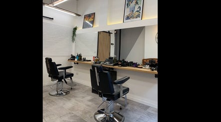 Interno moderno del Verve Men Salon a Selargius, Sardegna, IT, con postazioni e specchi eleganti.