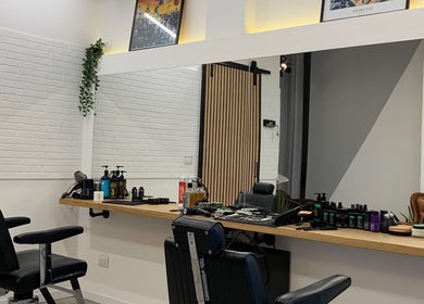 Interno elegante del Verve Men Salon a Selargius, Sardegna, IT con sedie e prodotti per la cura dei capelli.