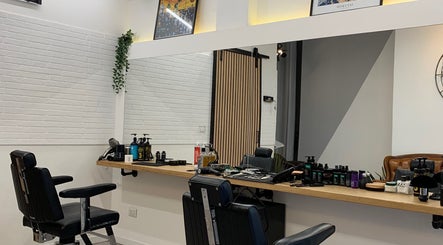 Interno elegante del Verve Men Salon a Selargius, Sardegna, IT con sedie e prodotti per la cura dei capelli.