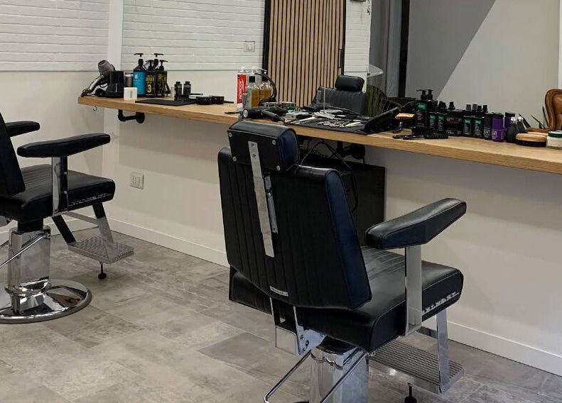 Interno di Verve Men Salon, Selargius, arredato con poltrone e strumenti di bellezza maschile.
