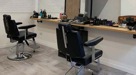 Interno di Verve Men Salon, Selargius, arredato con poltrone e strumenti di bellezza maschile.