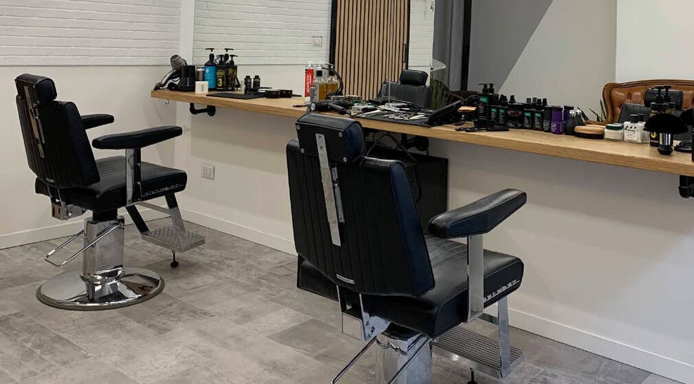 Interno di Verve Men Salon, Selargius, arredato con poltrone e strumenti di bellezza maschile.