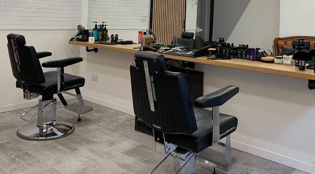 Interno di Verve Men Salon, Selargius, arredato con poltrone e strumenti di bellezza maschile.