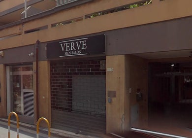 Facciata elegante di Verve Men Salon a Selargius, Sardegna, IT, riflette stile moderno.