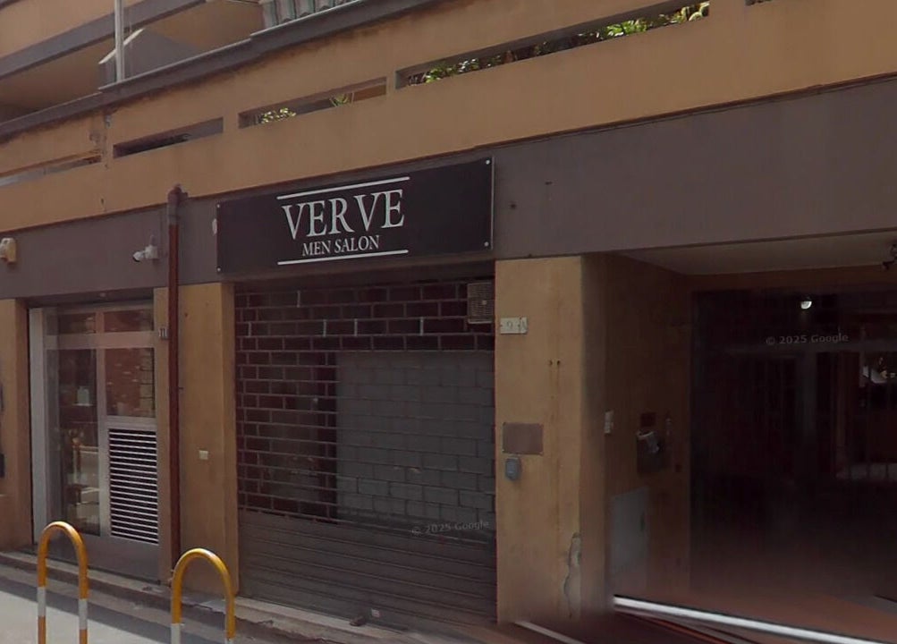 Facciata elegante di Verve Men Salon a Selargius, Sardegna, IT, riflette stile moderno.