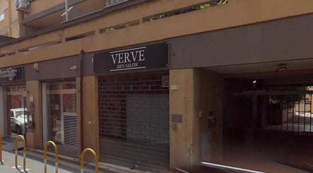 Facciata elegante di Verve Men Salon a Selargius, Sardegna, IT, riflette stile moderno.