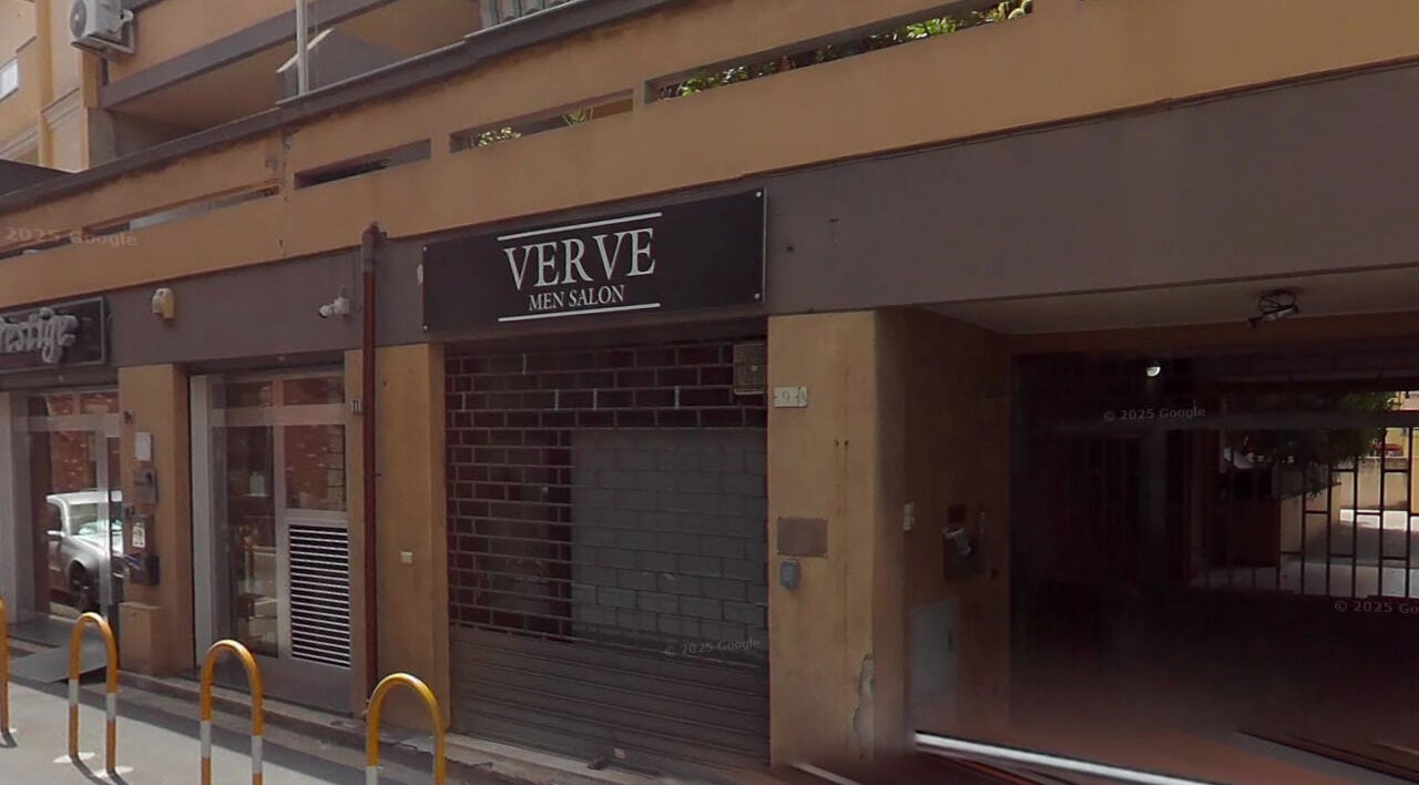 Facciata elegante di Verve Men Salon a Selargius, Sardegna, IT, riflette stile moderno.